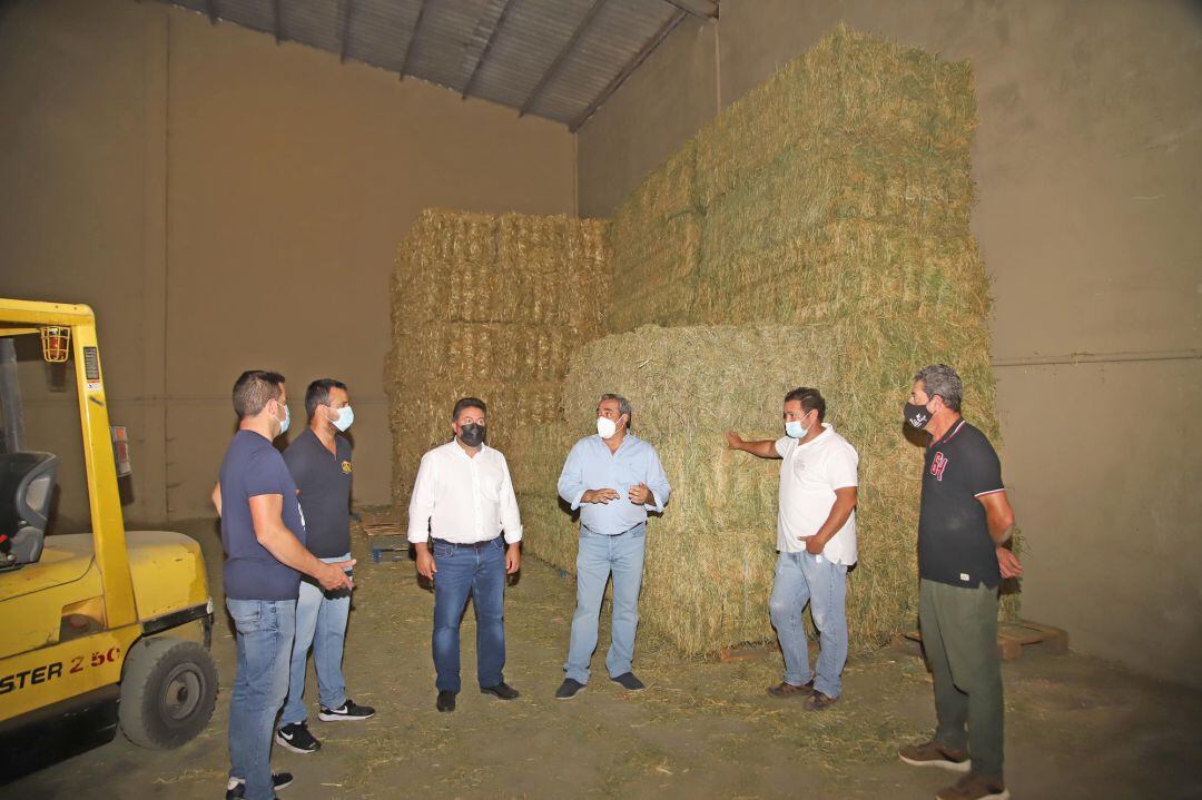 Visita a la nave de almacenamiento de forraje con representantes de la ADSG Guanapay de Teguise y el consejero de Sector Primario del Cabildo, Ángel Vázquez. 