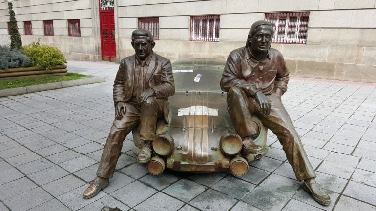 Estatua de Reverter y Colemán,en el Parque de San Lázaro, que este año recobra protagonismo en el Rallye de Ourense