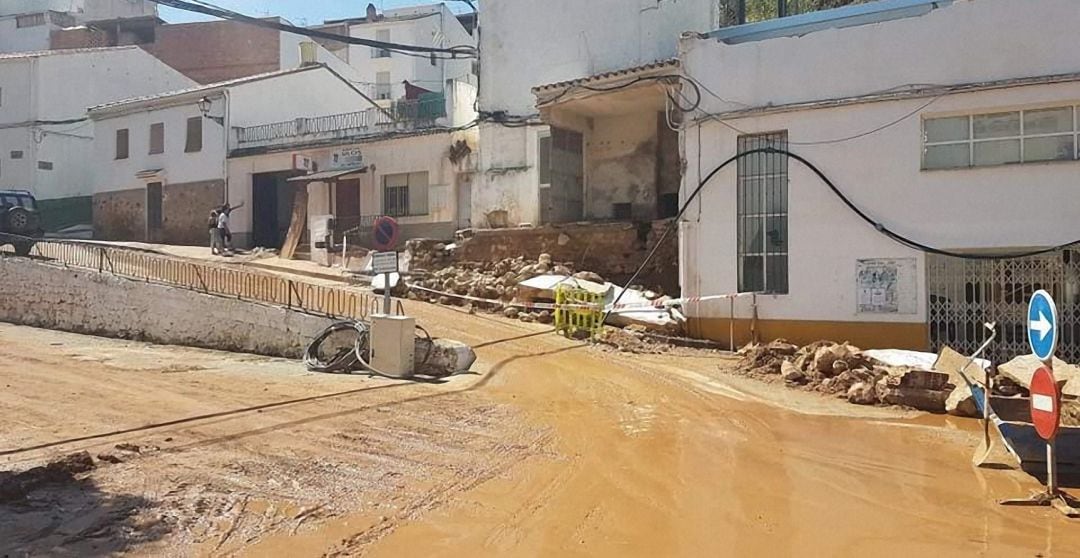 Estado en el que quedó una de las calles afectadas por la riada.