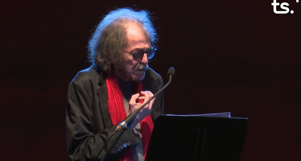 Josep Piera recitando en el Poefesta.