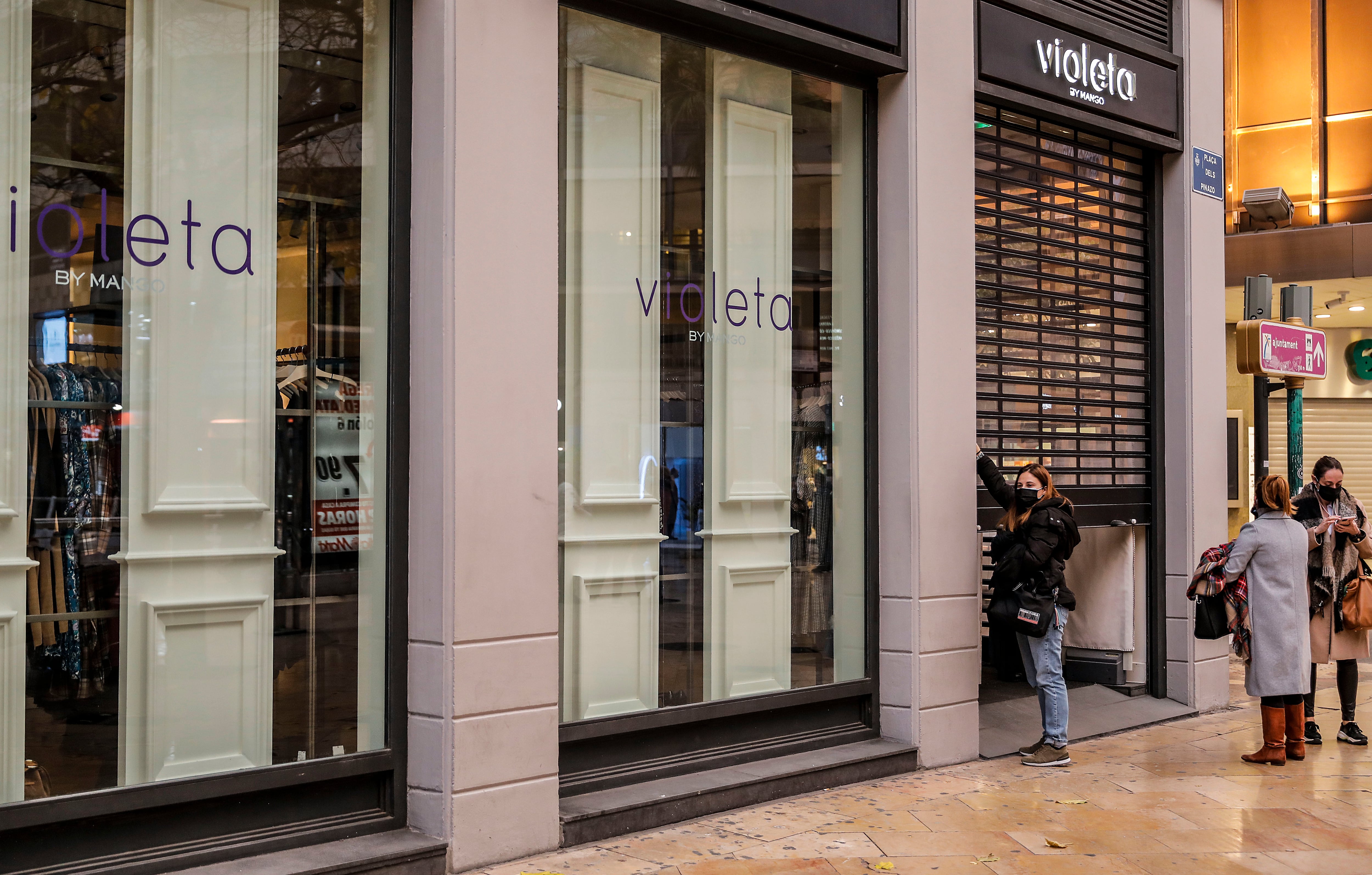 Comercio del centro de València cerrando al público