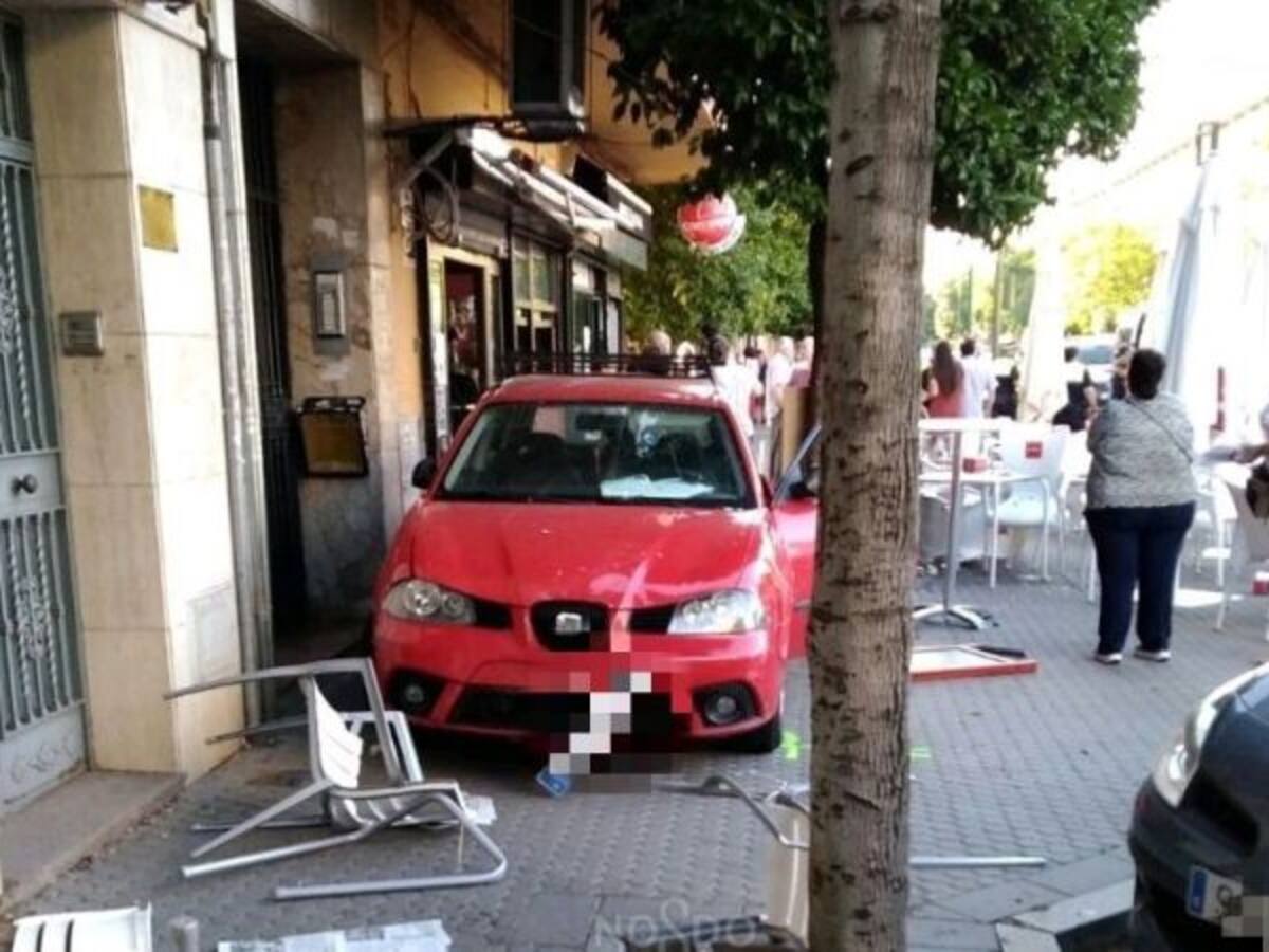 Un herido grave y dos leves tras chocar una moto y un coche que invadió la terraza de un bar en Hytasa