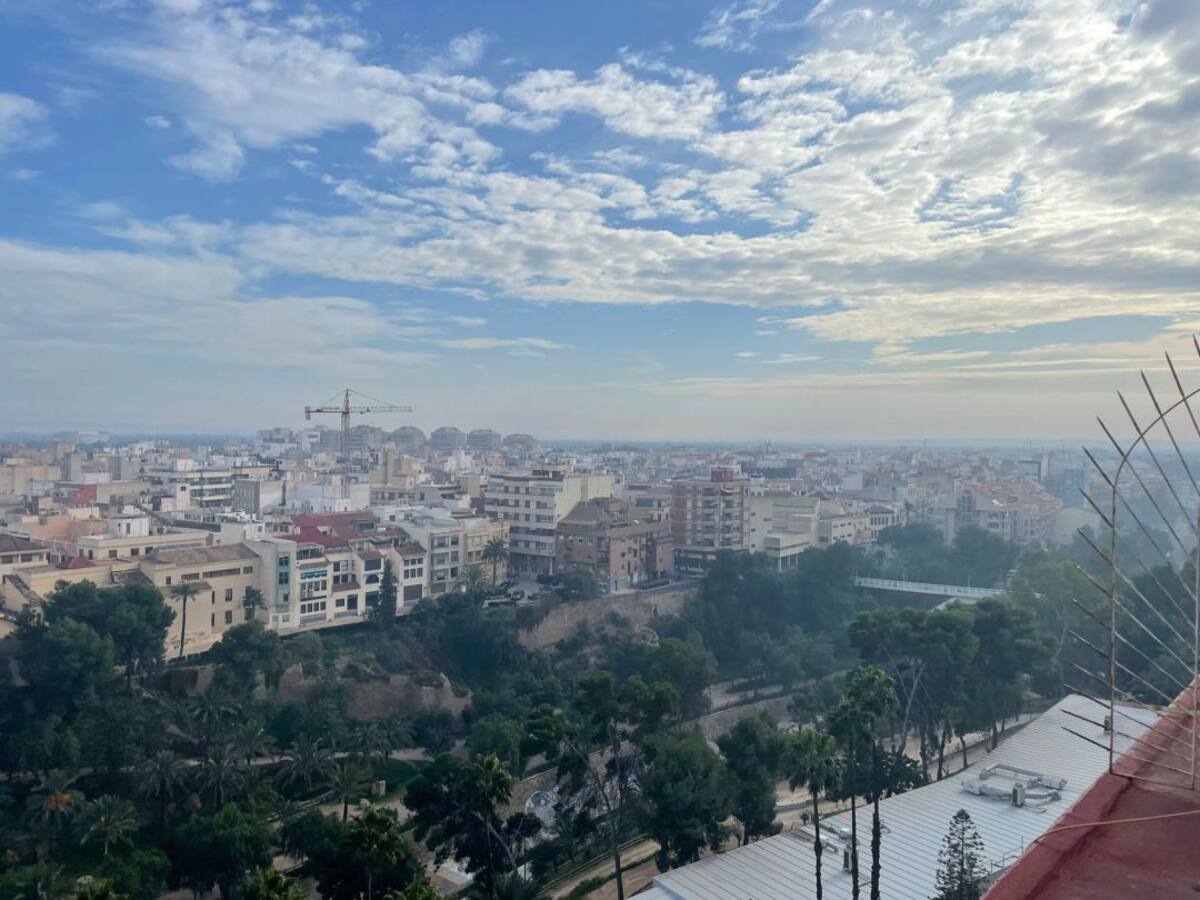 Varias quemas agrícolas generan una intensa nube de humo en la ciudad