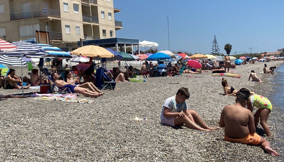 Bañistas disfrutando del baño en el primer dia del verano 2020