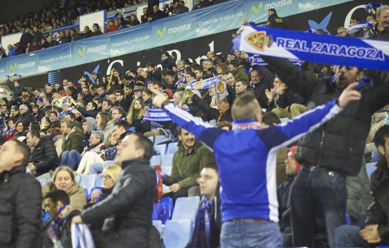 Aficionados del Real Zaragoza animando al equipo en la Romareda