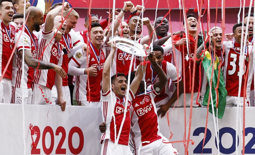 Los jugadores del Ajax, con el trofeo de la Eredivisie.