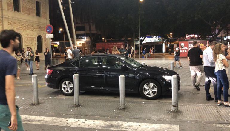 Vehículo de una de las empresas con conductor sin licencia en la estación de trenes María Zambrano (Málaga)