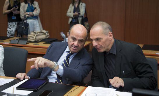 Greek Finance Minister Yanis Varoufakis (R) talks with Spanish Economy Minister Luis de Guindos during a Eurozone finance ministers emergency meeting on the situation in Greece in Brussels, Belgium June 27, 2015. Euro zone finance ministers meet as planne