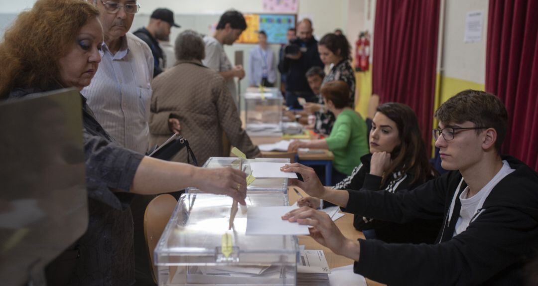 Una mujer vota en una convocatoria electoral anterior.