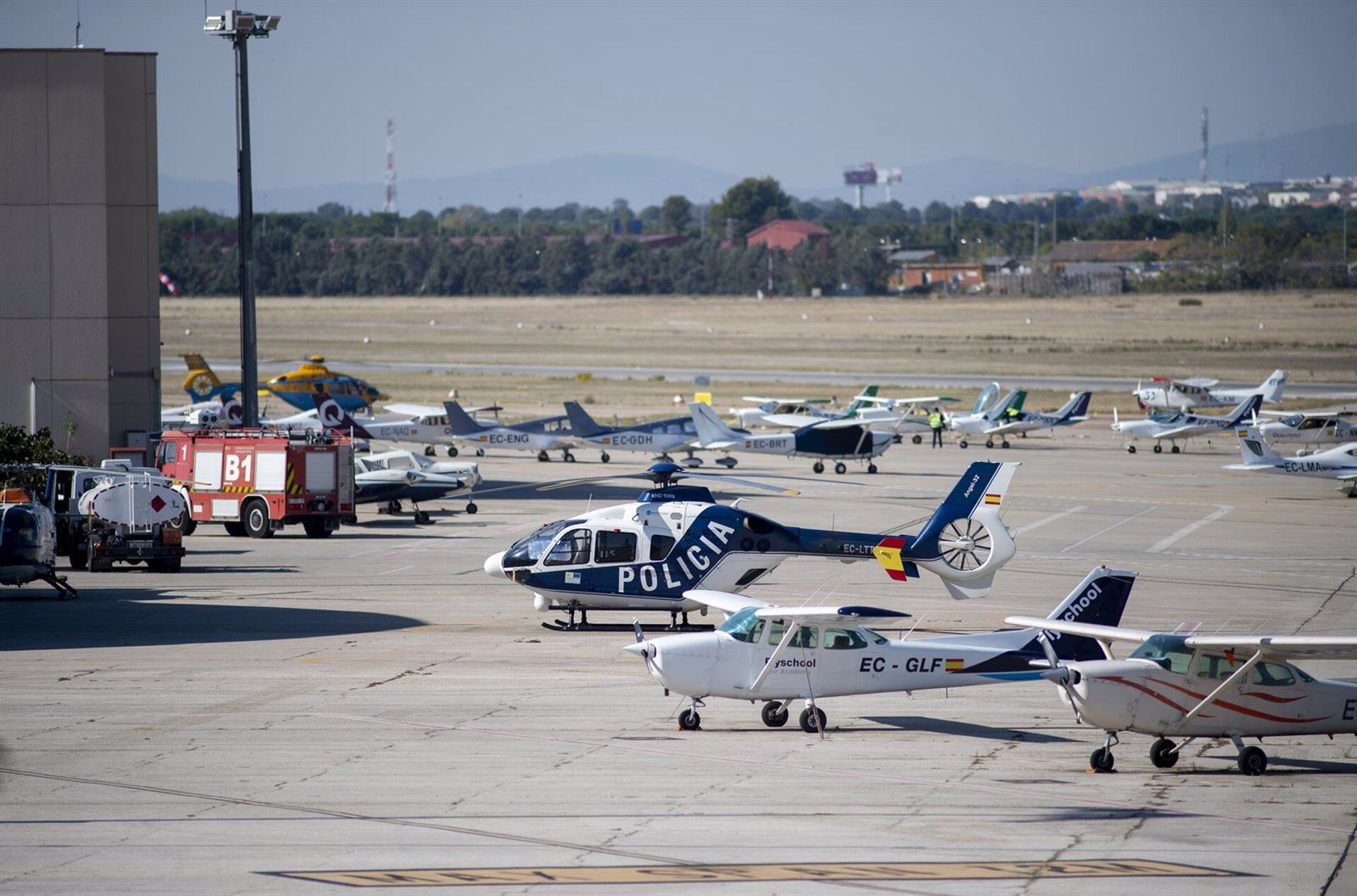 Varias avionetas y un helicóptero en un aeropuerto Archivo-EP