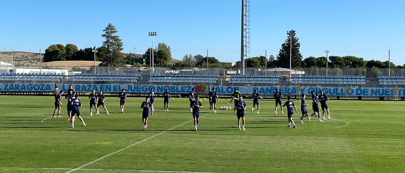 La plantilla del Real Zaragoza, en el último entrenamiento antes de partir hacia Gijón