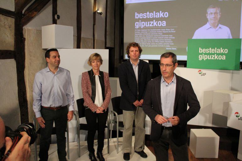 Markel Olano, en primer plano, junto a Imanol Lasa, Eider Mendoza y Xabier Ezeizabarrena, en un acto del PNV.