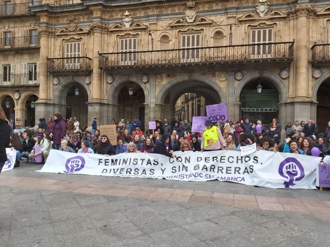 La cabecera de la manifesación, en la Plaza Mayor de Salamanca