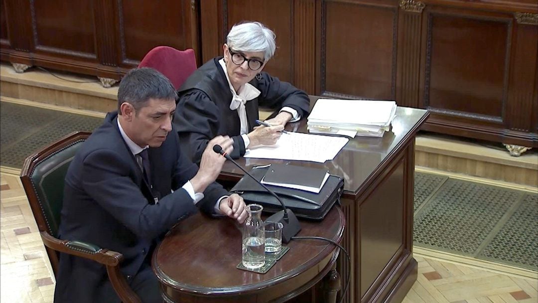 Captura de la señal del Tribunal Supremo con la declaración de Josep Lluís Trapero, jefe de los Mossos d&#039;Esquadra durante el 1-O, y su abogada, Olga Tubau. 