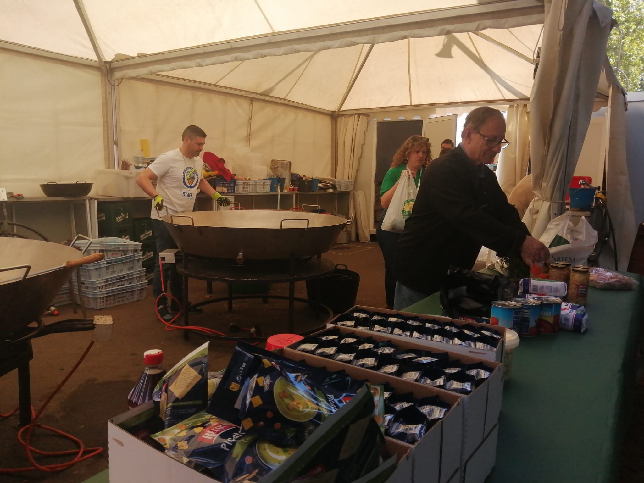 La colla dels Veterans de l'Aplec ja estava preparant un perol de grans dimensions aquest matí per fer caragols per a tots els seus membres.