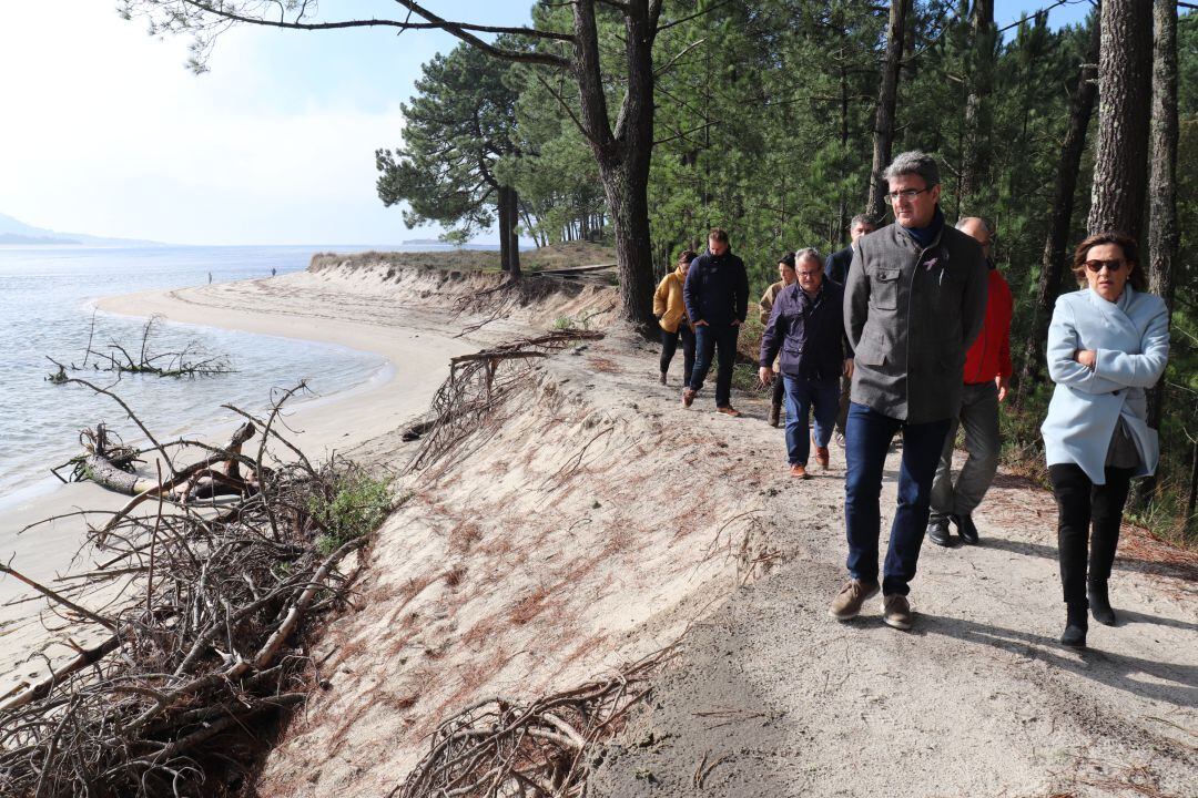 Antonio Lomba, alcalde de A Guarda, y Maica Larriba, subdelegada del Gobierno, visitando la playa de A Lamiña.