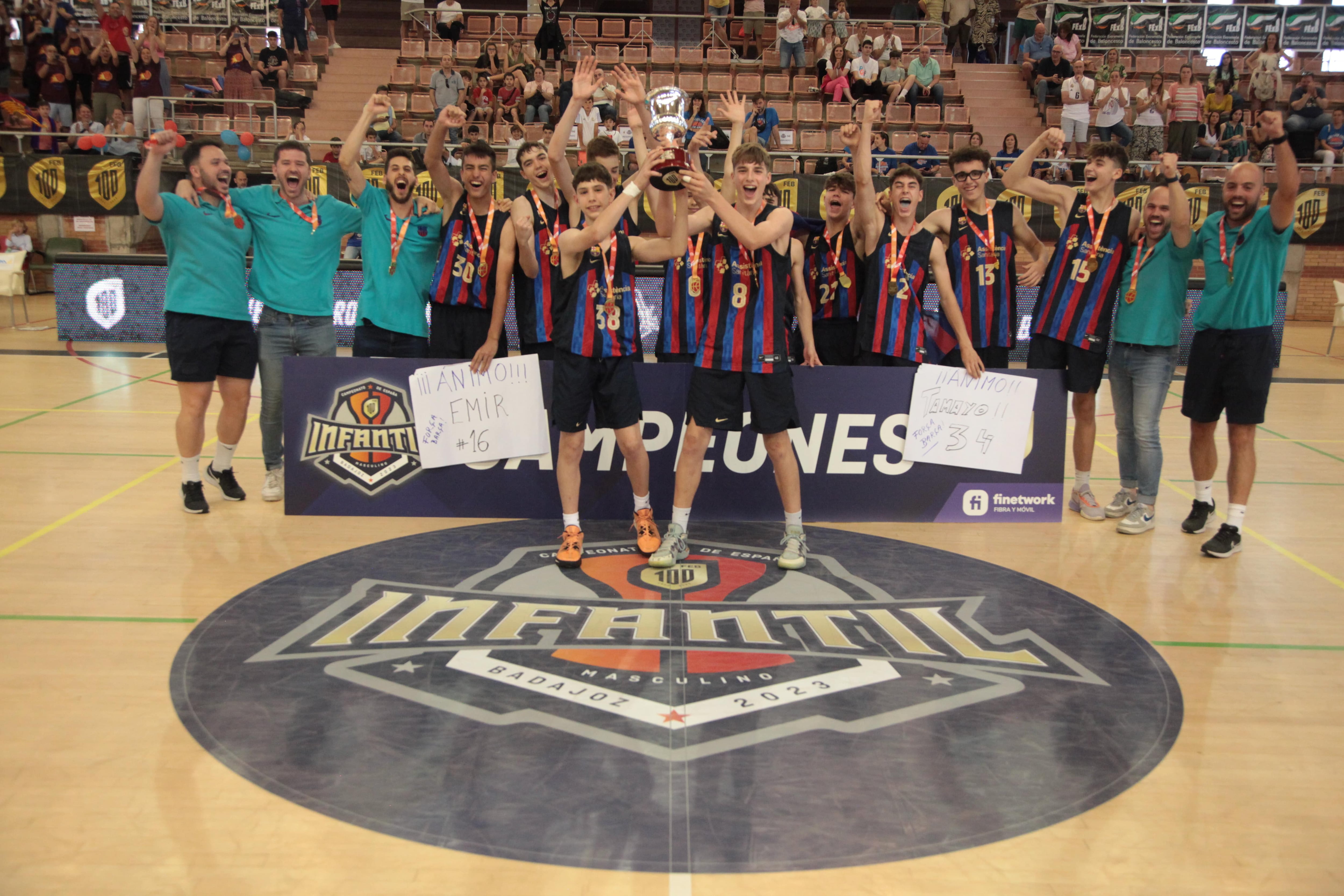 El FC Barcelona infantil, campeón de España de baloncesto, en Badajoz.