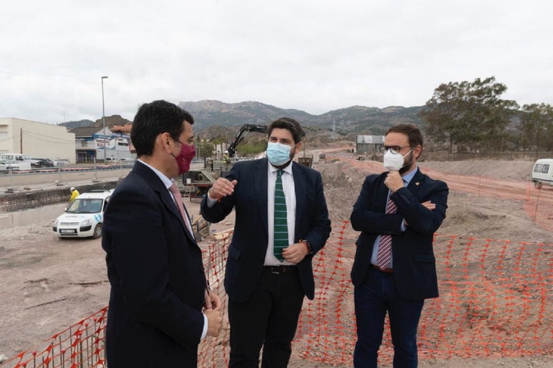 López Miras, en el centro, durante su vista a Lorca