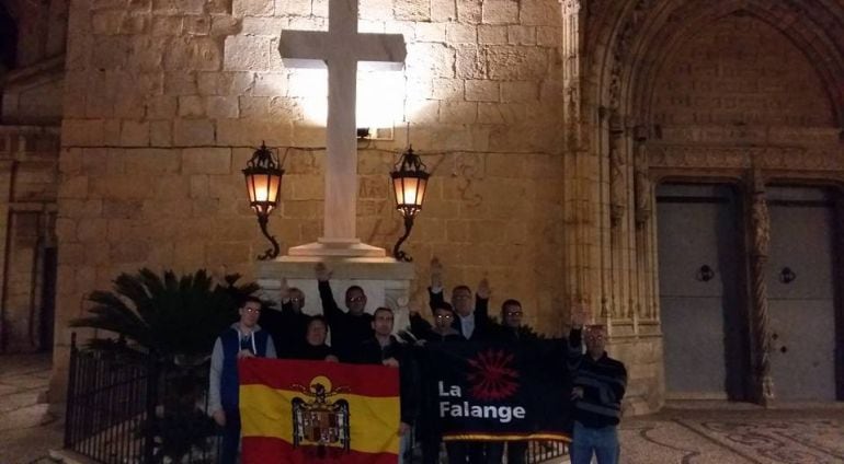 Cruz de los Caídos en Callosa, actualmente centro de polémica por actos de exaltación como el del pasado marzo. En la pared lateral también existe el símbolo &quot;Víctor&quot; personal de Franco.