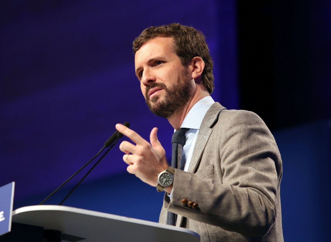 El presidente del Partido Popular, Pablo Casado, ha protagnizado un acto púbico ante cerca de mil personas en el Hotel Beatriz de Toledo, una cita en la que también han participado el presidente del PP de Castilla-La Mancha, Paco Núñez, y Fátima Báñez