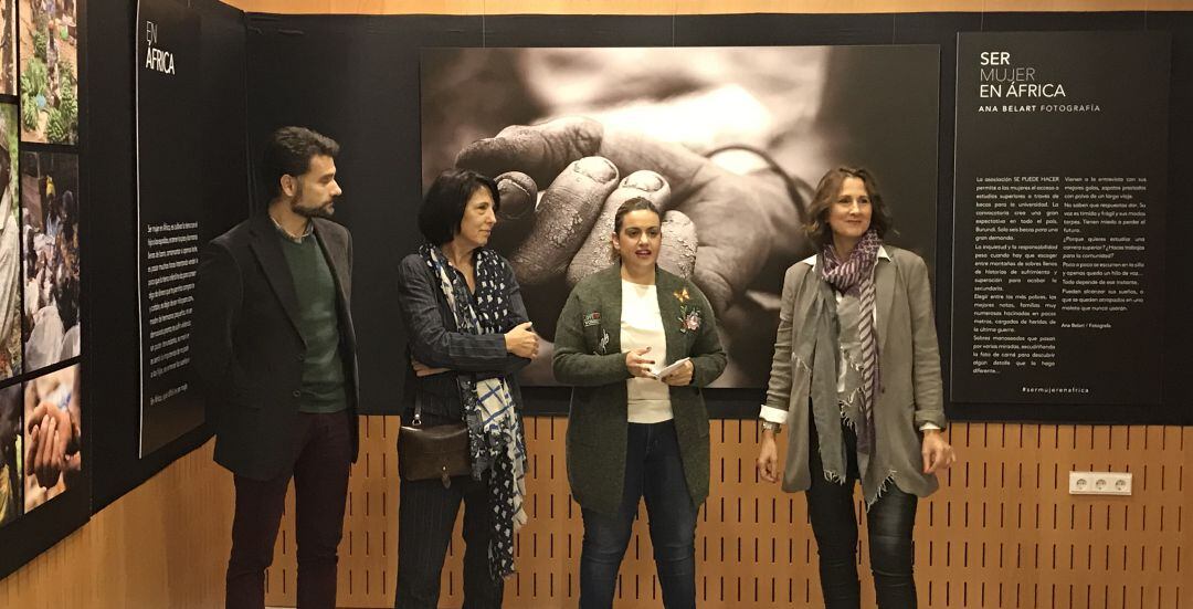 La coordinadora provincial del IAM, Beatriz Martín (tercera por la izqda), junto a la fotógrafa autora de las imágenes, Ana Belart, junto a otros responsables del centro.