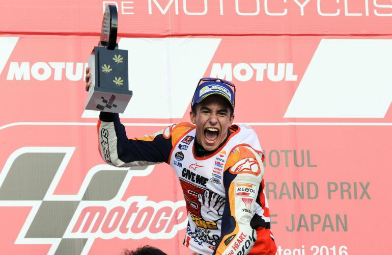 El piloto español de Repsol Honda, Marc Márquez, celebra la victoria y el título mundial de Moto GP