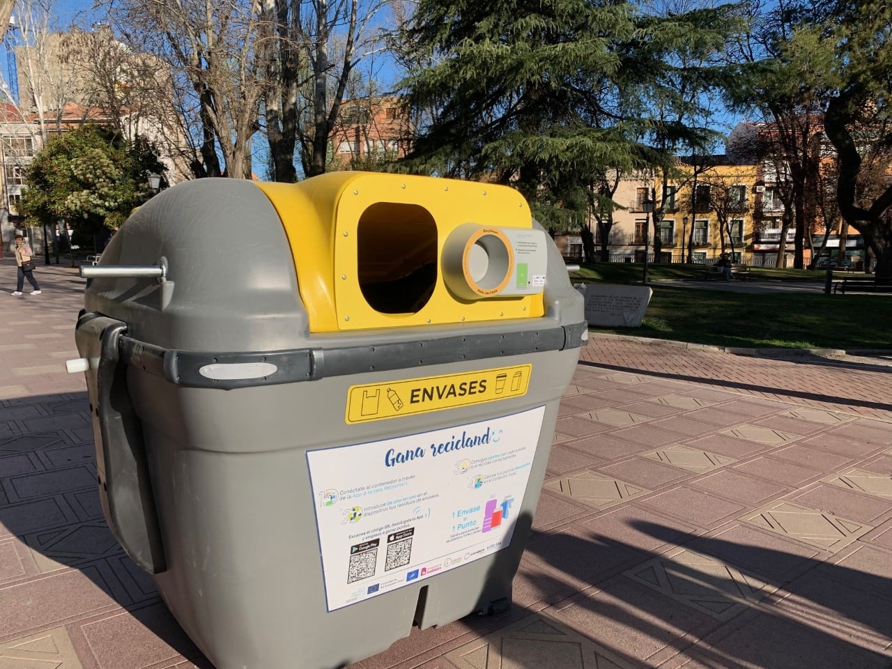 Contenedor con el dispositivo de recompensa reciclaje/Foto SER GU