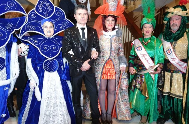 Nacho Guerreros, actor de LQSA, junto a la corporación municipal de Miguelturra (Ciudad Real)