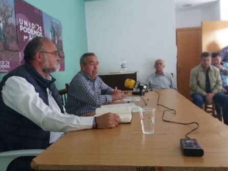 Momento de la intervención de José Luis Angulo (en segundo plano), en rueda de prensa, José Cabero (en primer plano)