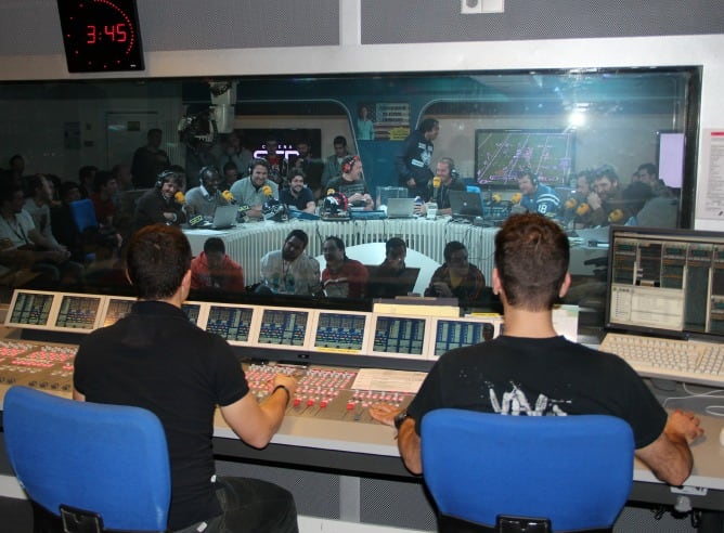 Fotografía de los técnicos en el estudio de la Cadena SER