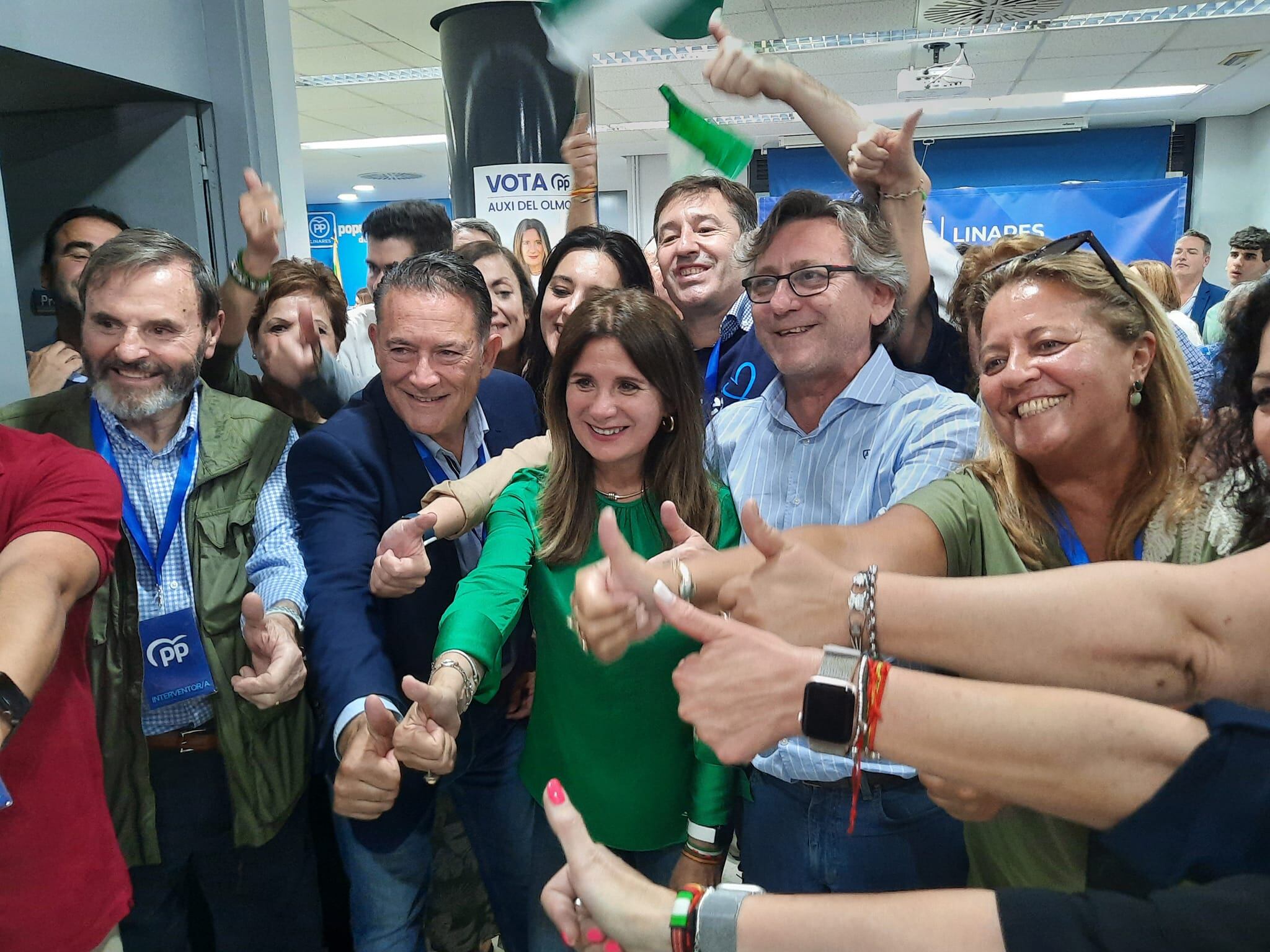 Auxi del Olmo celebra junto a su equipo la victoria del PP en Linares.