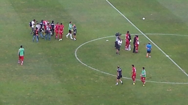 Los jugadores del Real Zaragoza desconsolados tras el partido ante la UD Las Palmas