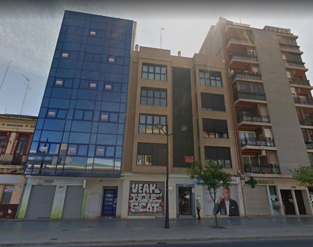 A la izquierda, el edificio acristalado que se ha incendiado