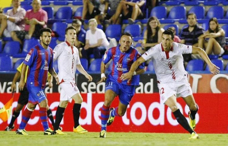 Xumetra e Iborra lucha por una balón