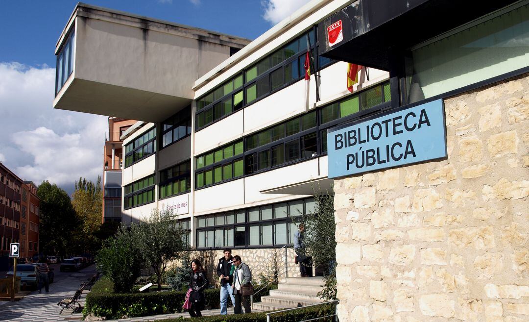 Entrada principal de la biblioteca pública de Cuenca.