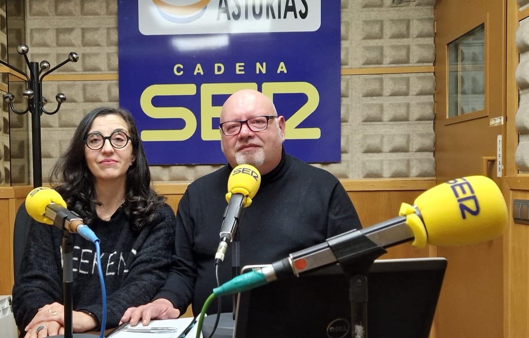 María Jesús de la Grana y José Manuel Echéver en los estudios de Radio Asturias SER