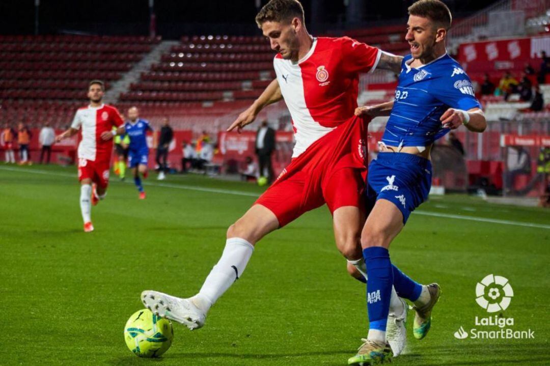 Jugadores del Alcorcón y el Girona pelean por el balón