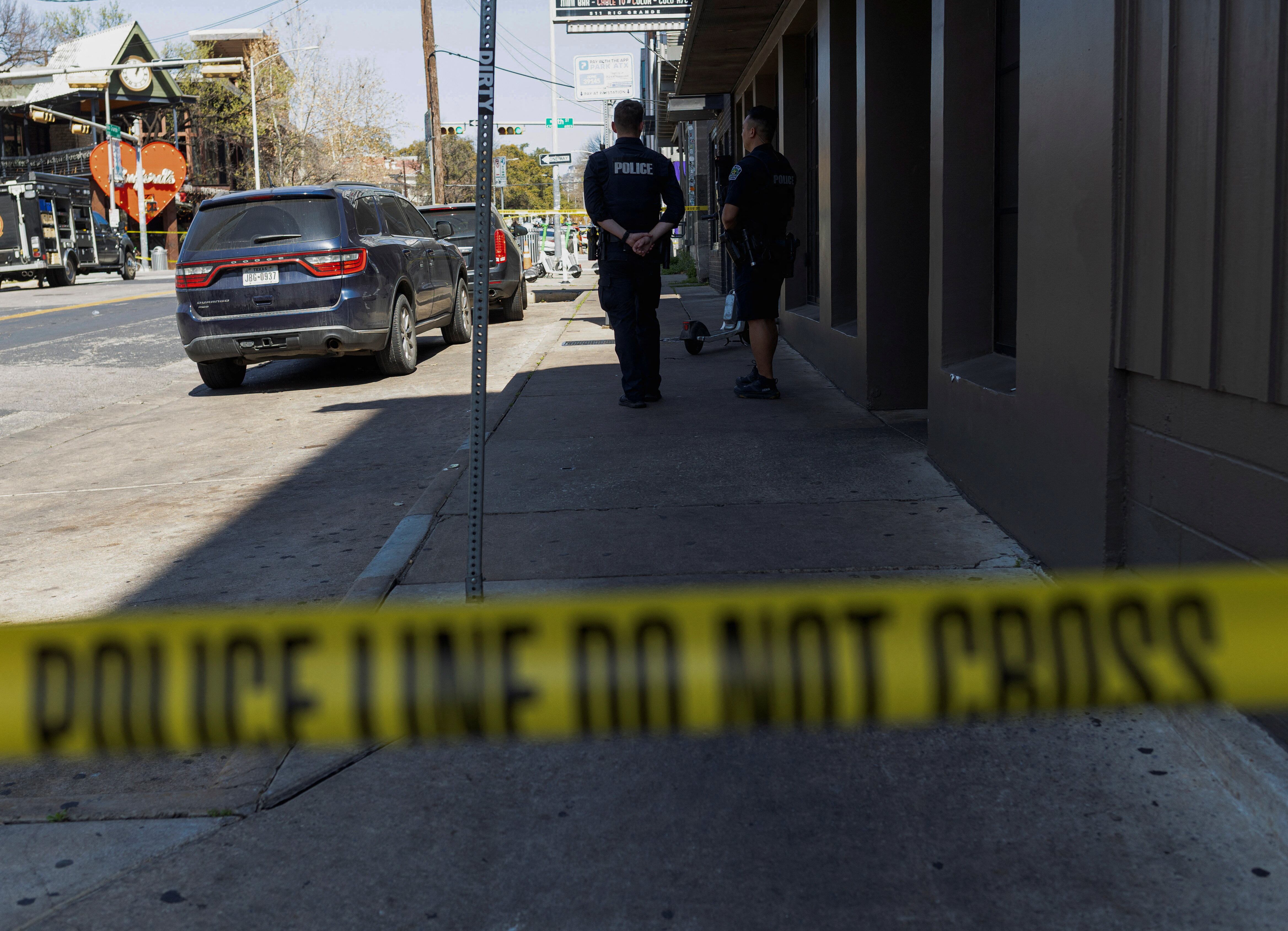 Agentes de policía en la zona donde se ha producido el tiroteo en Austin, Texas, este domingo.