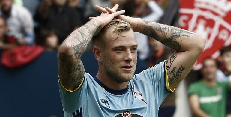 Guidetti se lamenta tras ver cómo le anulaban un gol en el partido frente a Osasuna