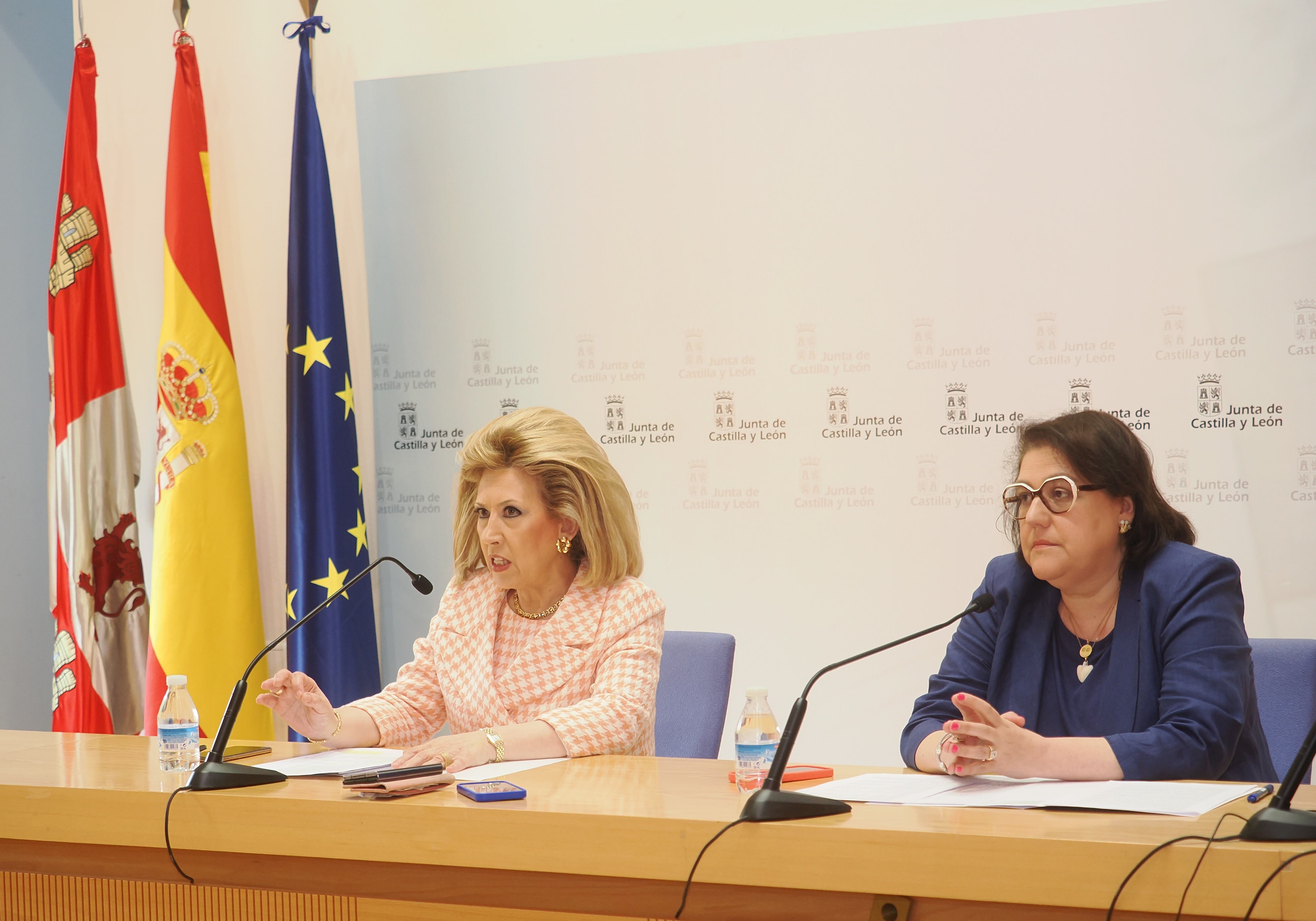 La gerente regional de Salud, Violeta Martínez Pindado, y la directora general de Personal y Desarrollo Profesional, Sonsoles García Rodríguez, presentan el Programa de Fidelización de Residentes 2025