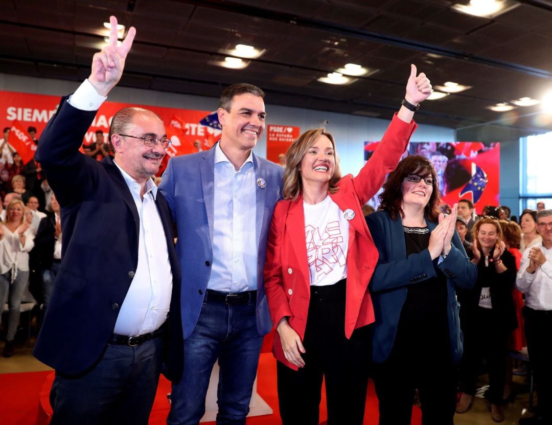 El secretario general del PSOE, Pedro Sánchez, a su llegada al mitin que ha ofrecido en Zaragoza junto a los candidatos a la presidencia de Aragón y del Ayuntamiento de la capital, Javier Lambán (i) y Pilar Alegría, respectivamente, e Isabel Garcia (d) candidata a las elecciones europeas