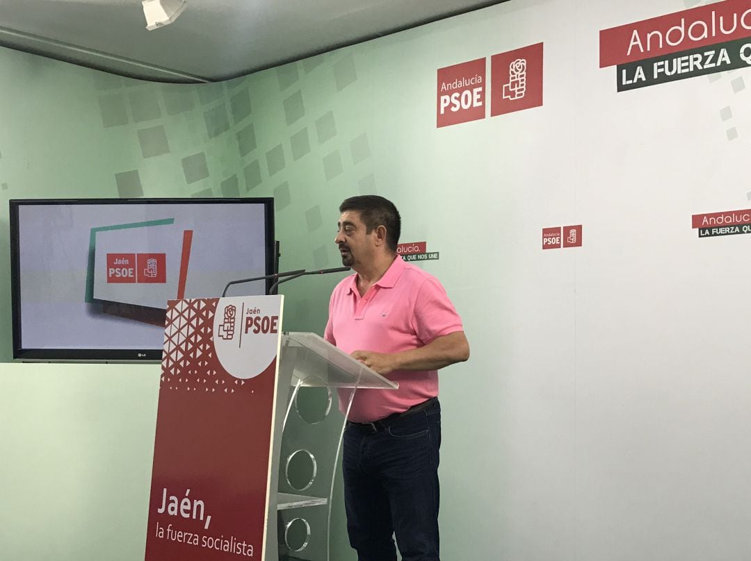 Francisco Reyes en la sede del PSOE provincial.