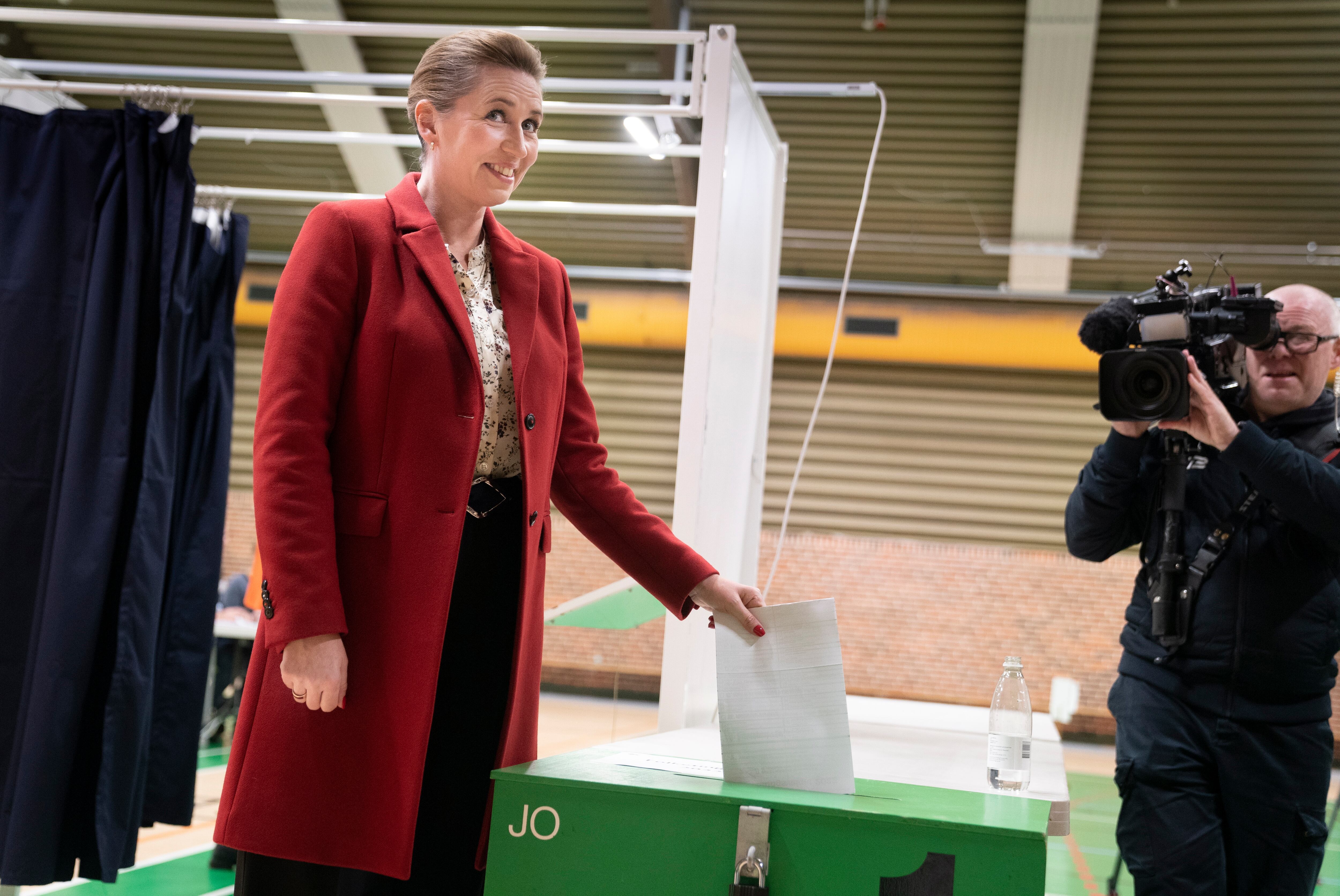 La primera ministra socialdemócrata, Mette Frederiksen, votando este martes