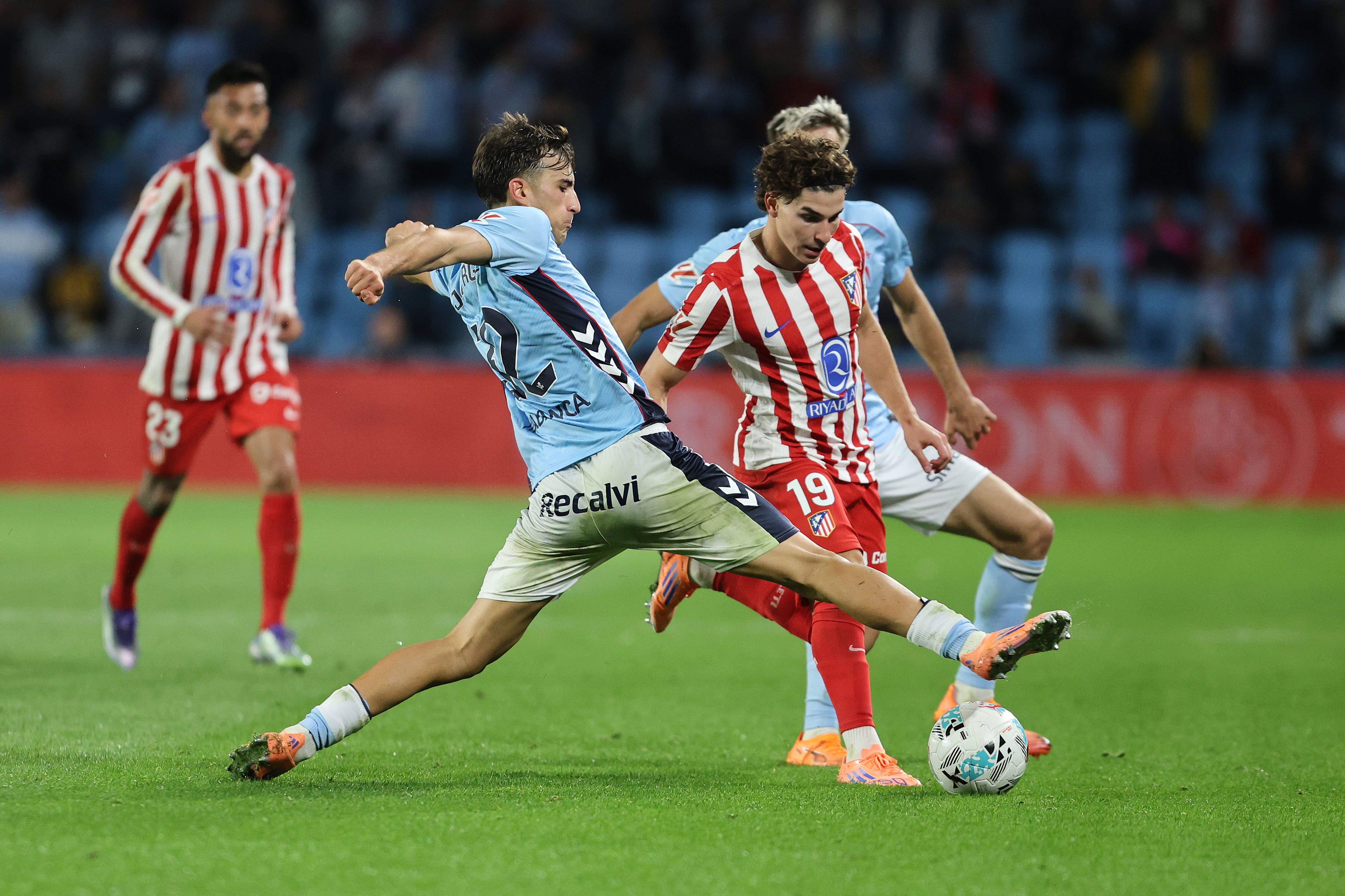 VIGO (PONTEVEDRA), 05/10/2025.- El delantero del Atlético Julián Álvarez (d) trata de superar a Javi Rodríguez, del Celta, durante el partido de la octava jornada de LaLiga EA Sports que Celta de Vigo y Atlético de Madrid han disputado este domingo en el estadio de Balaídos. EFE/Salvador Sas