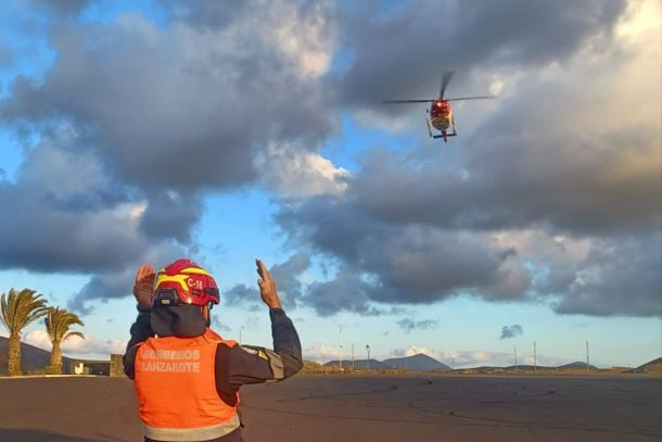 Un bombero del Consorcio de Seguridad y Emergencias de Lanzarote dando indicaciones a un helicóptero.