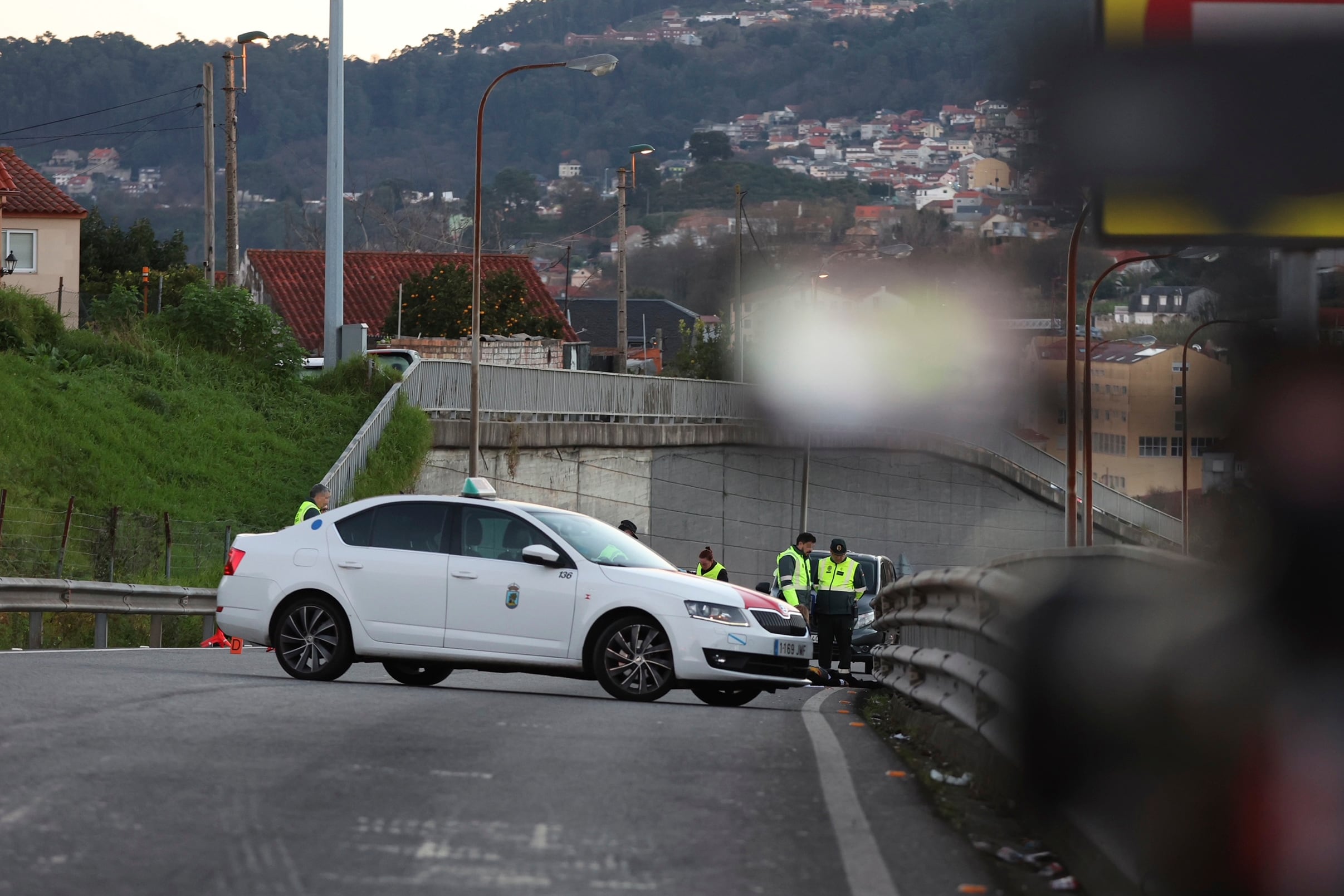 La Policía Nacional investiga el hallazgo de una persona fallecida en medio de la autopista en Vigo.