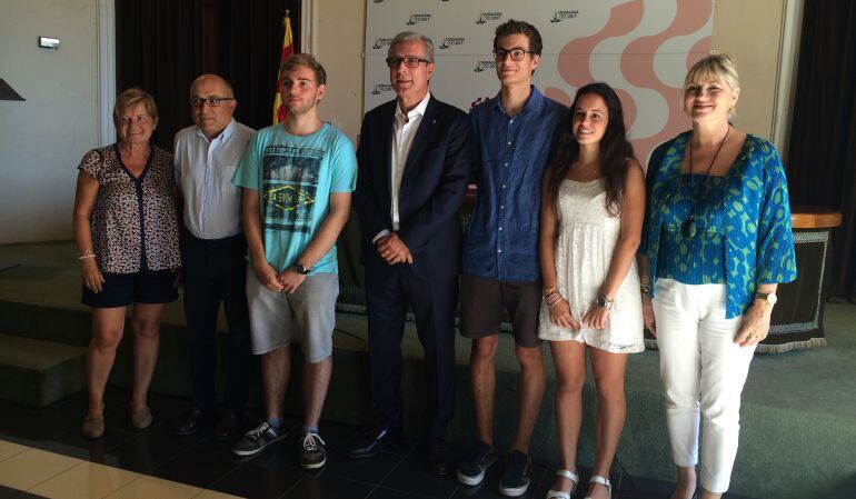 Els tres joves pregoners amb l&#039;alcalde de Tarragona, Josep Fèlix Ballesteros.