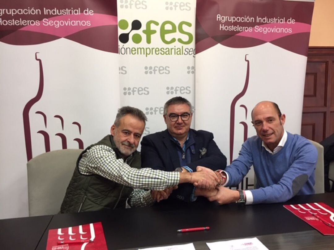 El presidente de AIHS Roberto Moreno (c) durante la firma del convenio con las dos inmobiliarias que ofrecen este nuevo servicio