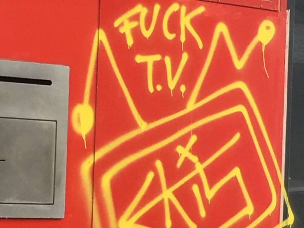 Los vecinos de 'Flores del Sil Vigilado' recogen firmas