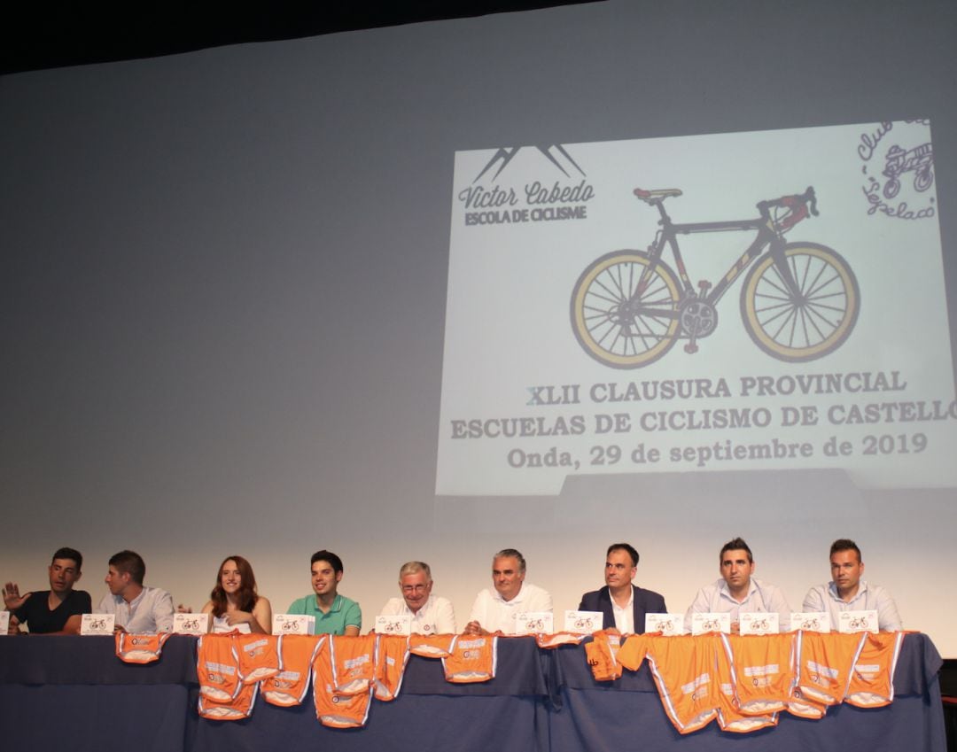 Jovi Iserte, concejal de Deportes junto al presidente del club Sepelaco, José Cabedo, el coordinador de la Federación Valenciana de Ciclismo y algunos corredores provinciales